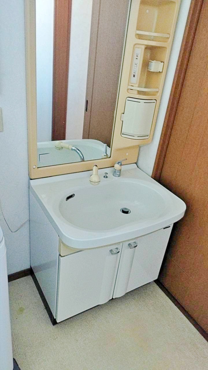 収納たっぷりな洗面化粧台へリフォーム